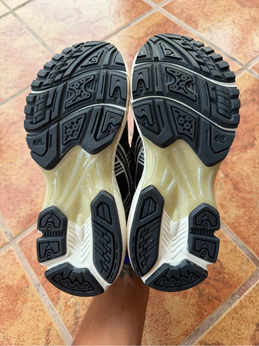 Size 7 Men’s And Women’ 8.5 - Asics Gel Kayano 14 Black and Silver
